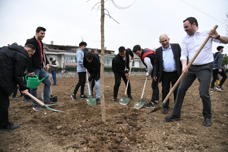 Gençlerin Yasin Abisi Kardeşlerinin Taleplerini Yerine Getiriyor