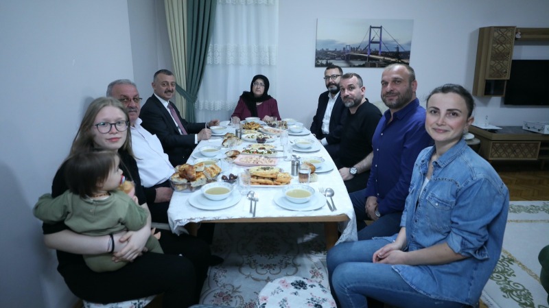 Başkan Büyükakın, yetimleri güldürdü şehit yakınlarıyla iftar yaptı