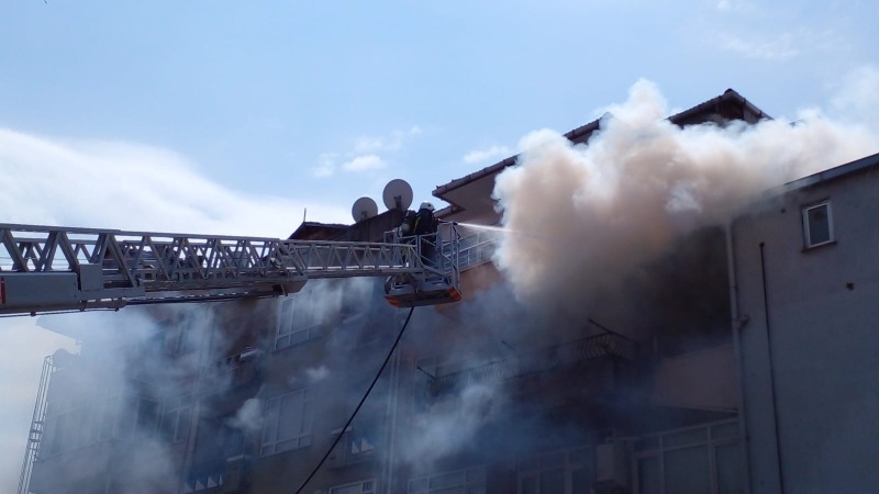 Gölcük’te 5 katlı binanın 4. katında yangın çıktı FACİADAN DÖNÜLDÜ