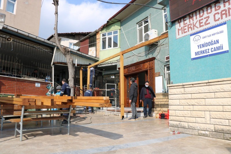 Yenidoğan Camiinin sundurması da yenileniyor