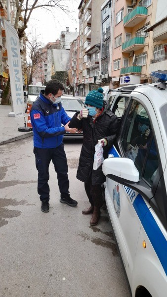 Zorda kalanın yardımına Zabıta yetişiyor