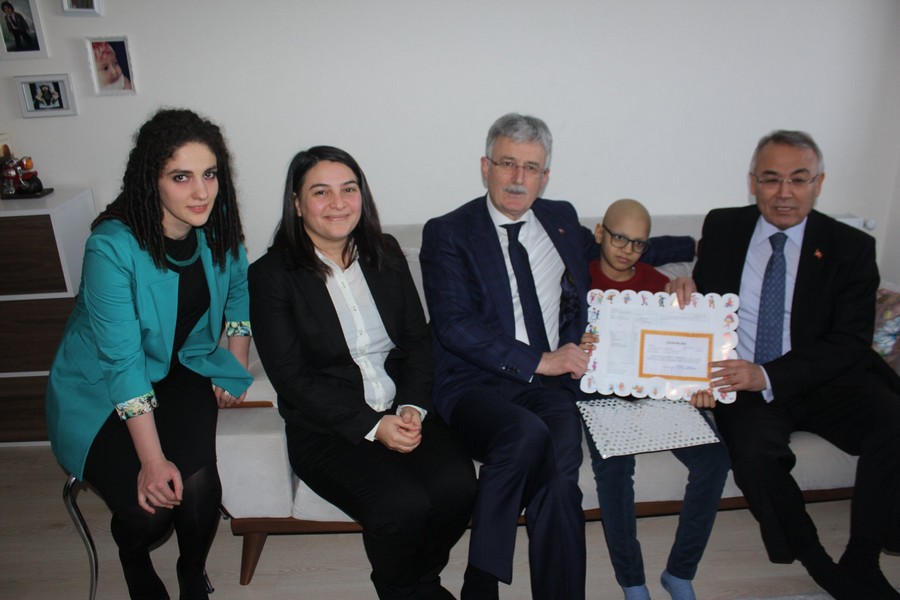 Evde eğitim gören 2 öğrenciye karnelerini ilçe protokolü dağıttı