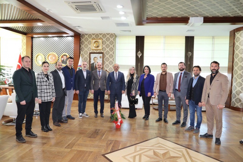 DSP İlçe Başkanı Garipoğlu ziyaretçilerini ağırlıyor  İL BAŞKANINDAN HAYIRLI OLSUN ZİYARETİ