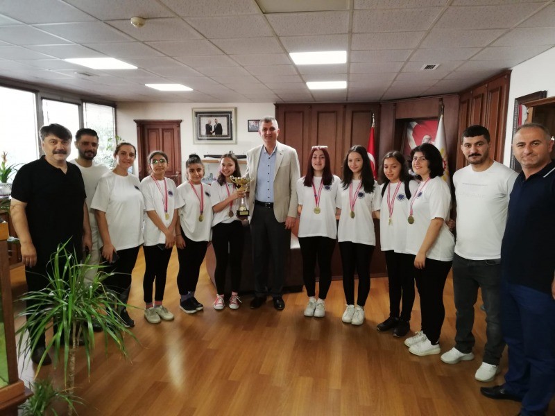 Gölcük Çiftlikspor HalkOyunları ekibi kupalarını BAŞKAN SEZER’E GÖTÜRDÜ