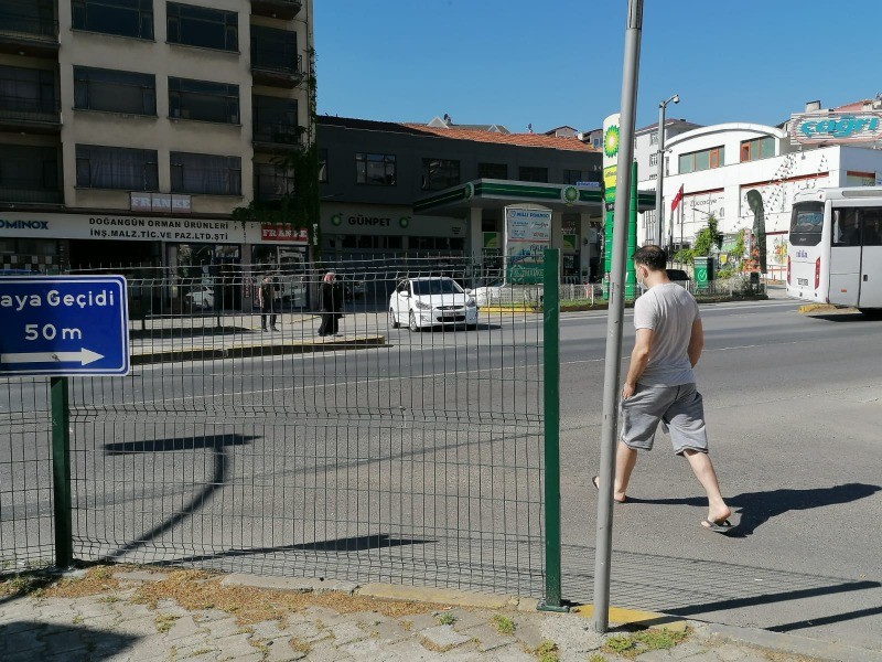 Mobil Işıklar Mevkii’nde yaya geçidini kullanmayan yayalar  YÜREKLERİ AĞZA GETİRİYOR