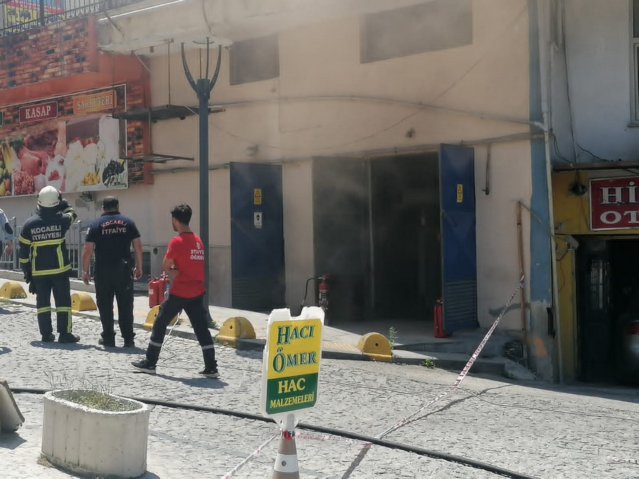 Tevfik Hoca Camii’nin altında bulunana ana trafo patladı GÖLCÜK’ÜN BÜYÜK BİR KISMINDA ELEKTRİKLER GİTTİ