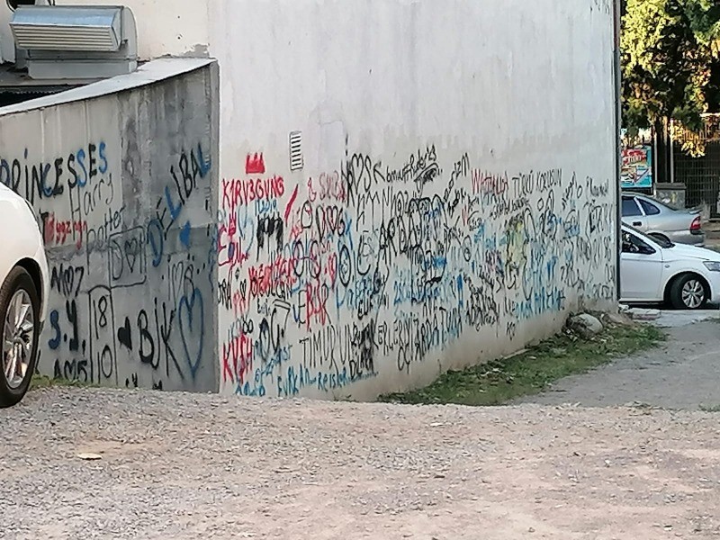 Duvarların anlamsız yazılarla kirletilmesi TEPKİ TOPLUYOR