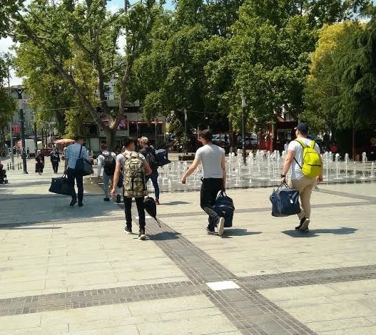 Park halindeki TIR’a çarpan sürücü yaralandı