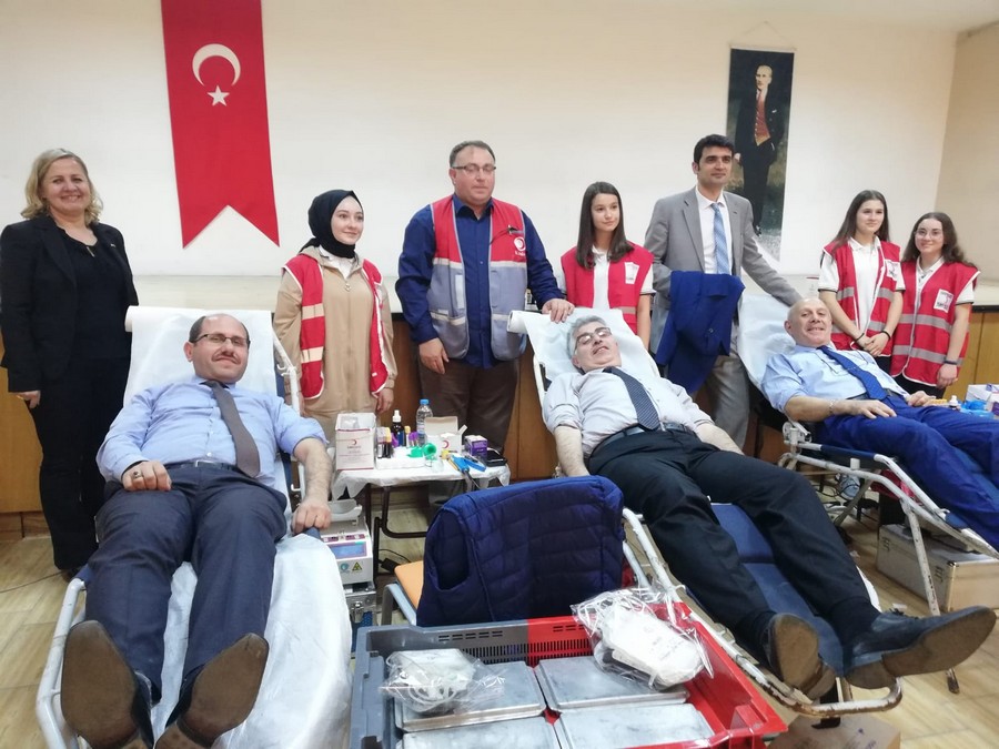 Atatürk Anadolu Lisesi’nin “Kan Ver Can Ver” kampanyasına yoğun katılım  45 KAN, 20 KÖK HÜCRE BAĞIŞI GERÇEKLEŞTİ