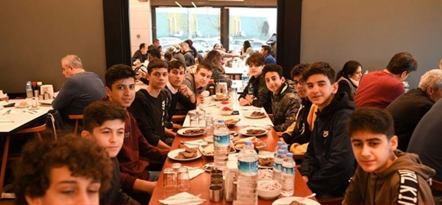 Gölcüklü Muhtar’dan Şampiyon Sporculara yemek jesti