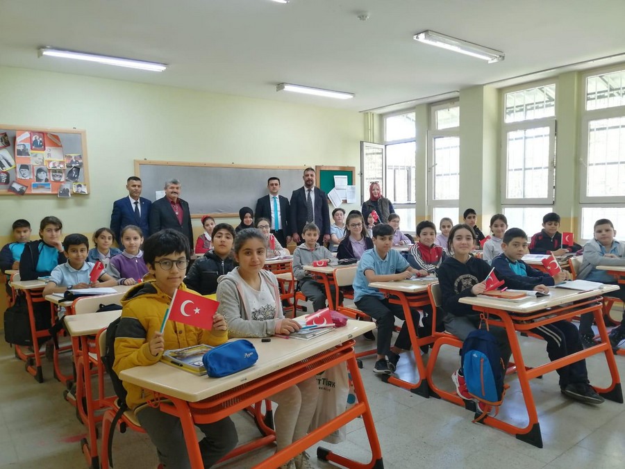 Gölcük Kültür Dernekleri Platformu Dönem Başkanı Yasin Aslan’dan  İHSANİYE OYAK ORTAOKULU ÖĞRENCİLERİNE ANLAMLI HEDİYE