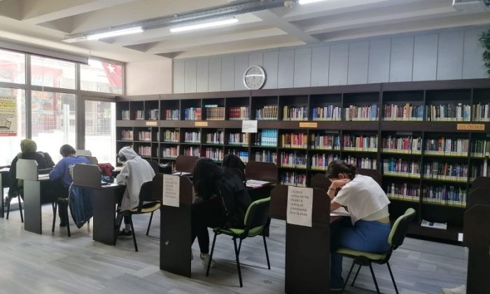 Yaz döneminde de Gölcük Belediyesi Kütüphaneleri GENÇLERİN VAZGEÇİLMEZİ OLUYOR