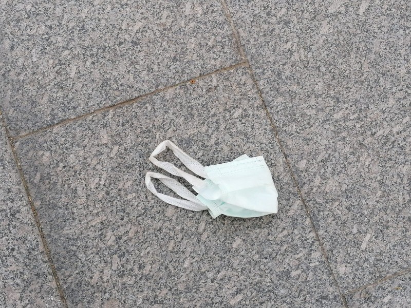 Yerlere kontrolsüzce atılan maskeler TEHLİKE SAÇIYOR