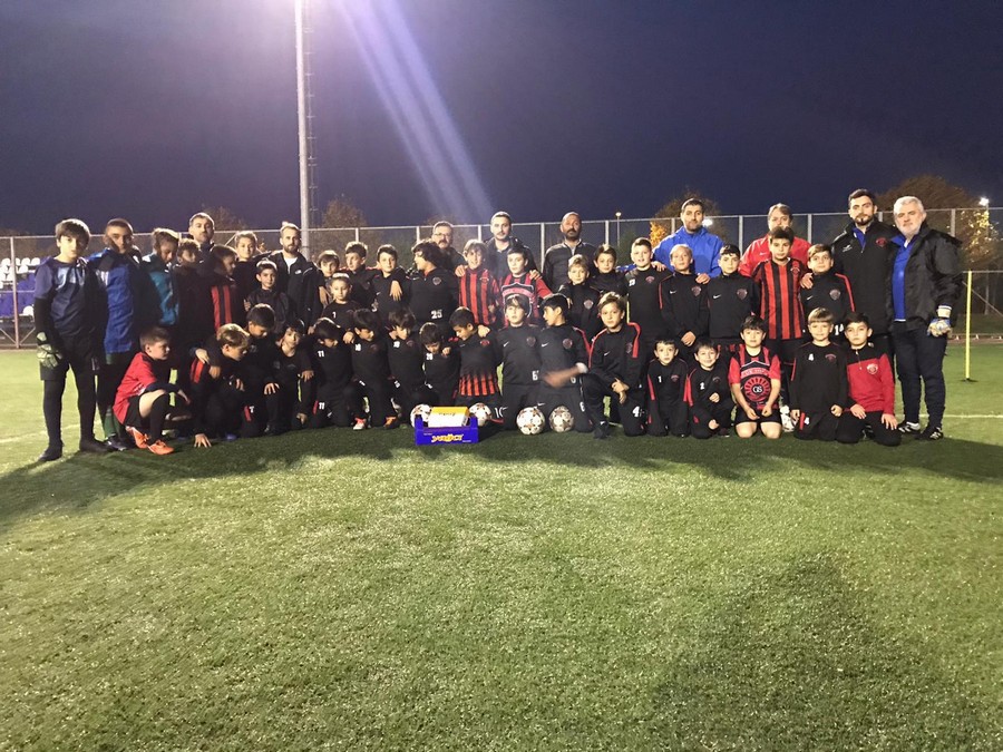 Gölcük Ülkü Ocakları Gölcükspor Altyapısını ziyaret etti
