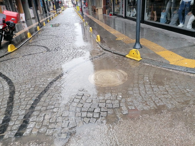 Albay Burak Caddesi üzerinde her yağmur sonrası aynı manzara