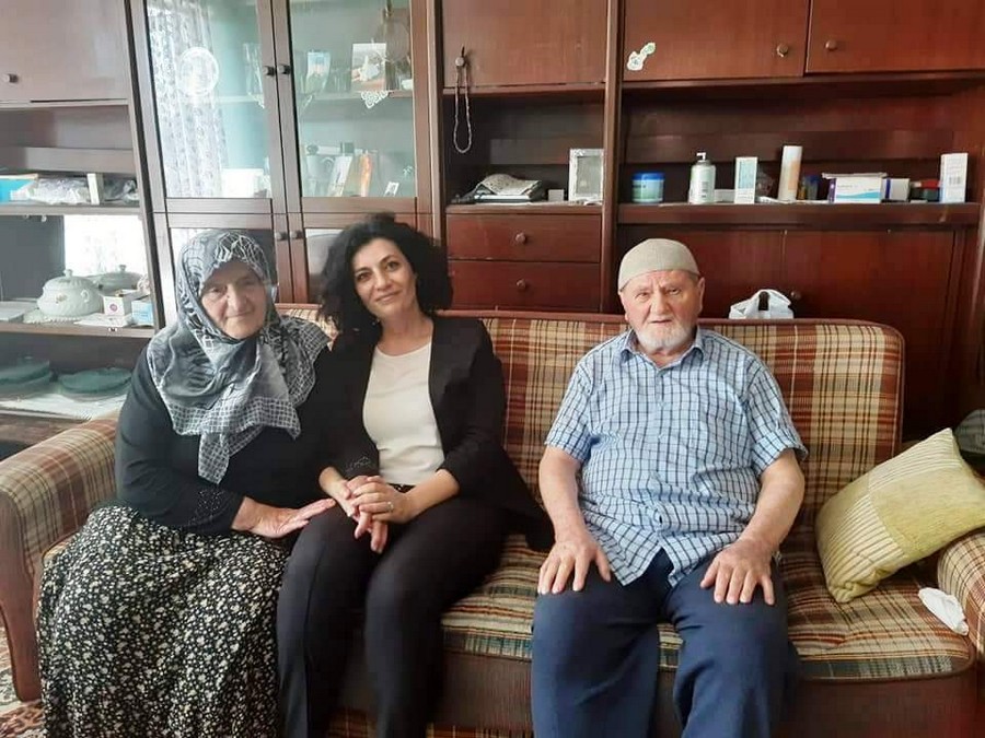 MHP İlçe Başkanı Derya Aksoy Çavdar ilk ziyaretini ŞEHİDİMİZ BAYRAM ÖZDERE’NİN ANNE VE BABASINA GERÇEKLEŞTİRDİ