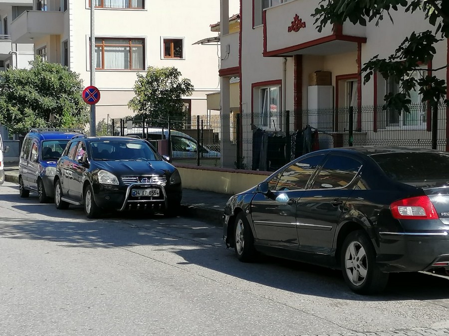 Gölcük’te Sürücüler Park Yasağına Uymuyor
