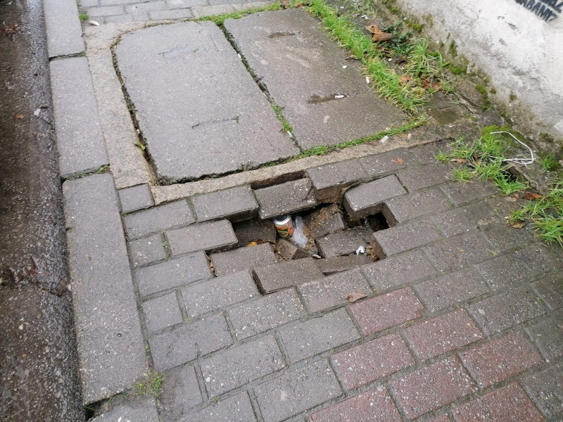 DUMLUPINAR MAHALLESİNDE 63.SOKAKTA TAŞLAR ÇÖKTÜ