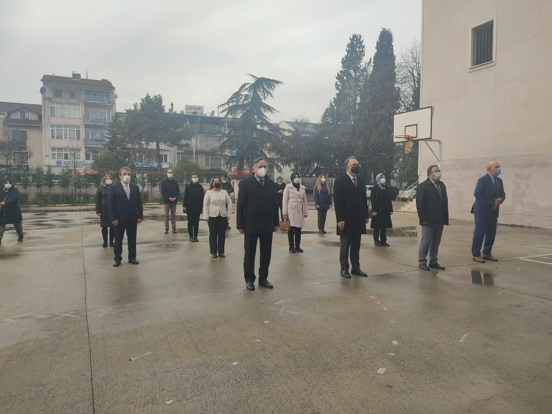 Milli Eğitim Bakanı Ziya Selçuk’un çağrısı üzerine PİRİ REİS İLKOKULU BAHÇESİNDE İSTİKLAL MARŞI OKUNDU