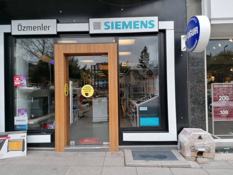 Özmenler AVM’den kalpleri ısıtan davranış KEDİ EVİ İLE SOKAK KEDİSİNİ SAHİPLENDİLER