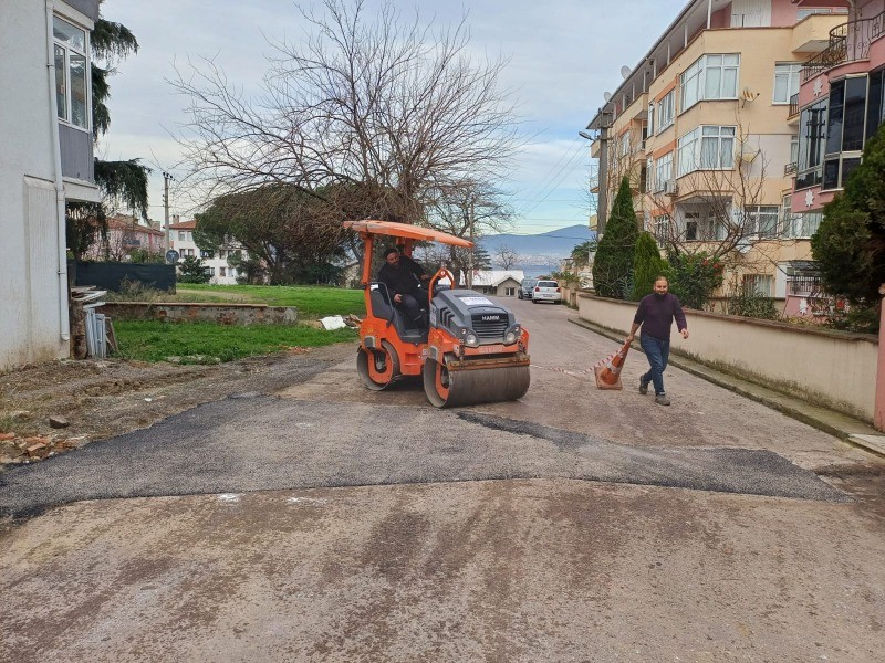 Gölcük’te asfalt yama çalışmaları aralıksız devam ediyor
