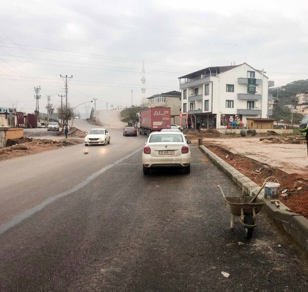 Çarşıbaşı Caddesi’nde çalışmalar tüm hızıyla sürüyor