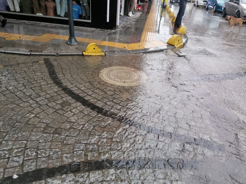 Albay Burak Caddesi’nin girişinde her yağmur yağışında AYNI MANZARA
