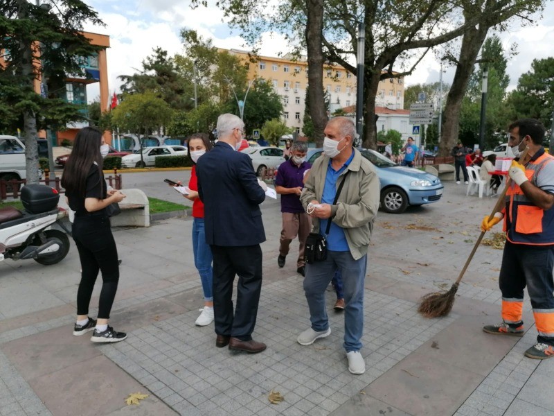 Gölcük Kültür Dernekleri Platformu Anıtpark’ta BİN ADET MASKE DAĞITTI