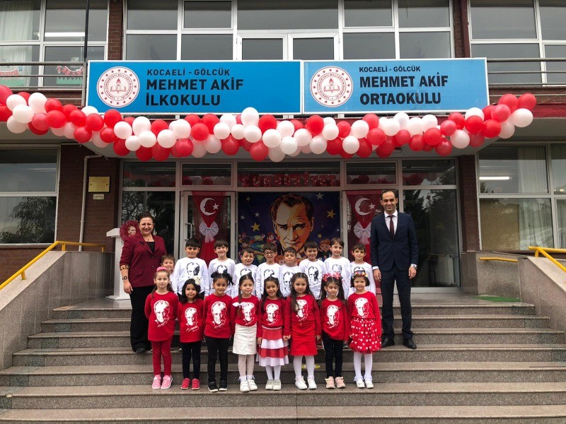 Mehmet Akif Ortaokulu öğrencileri Cumhuriyet Bayramını kutladı ÖZLENEN BAYRAM COŞKUSUNU GÖLCÜK’TE YAŞATTILAR