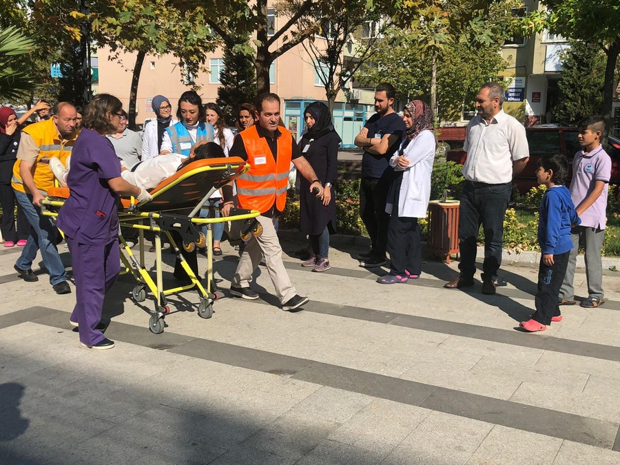 HALIDERE TRSM VE FİZİK TEDAVİ MERKEZİNDE MASA BAŞI VE DEPREM TATBİKATI YAPILDI