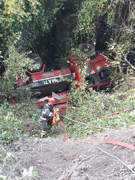 Gölcük Orman İşletme Müdürlüğü’nün itfaiye aracı kaza yaptı ŞEHİDİM VAR