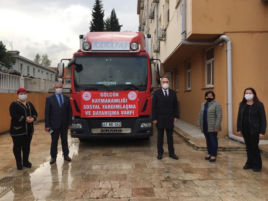 Gölcük Kaymakamlığında toplanan yardımlar İZMİR’E GÖNDERİLDİ