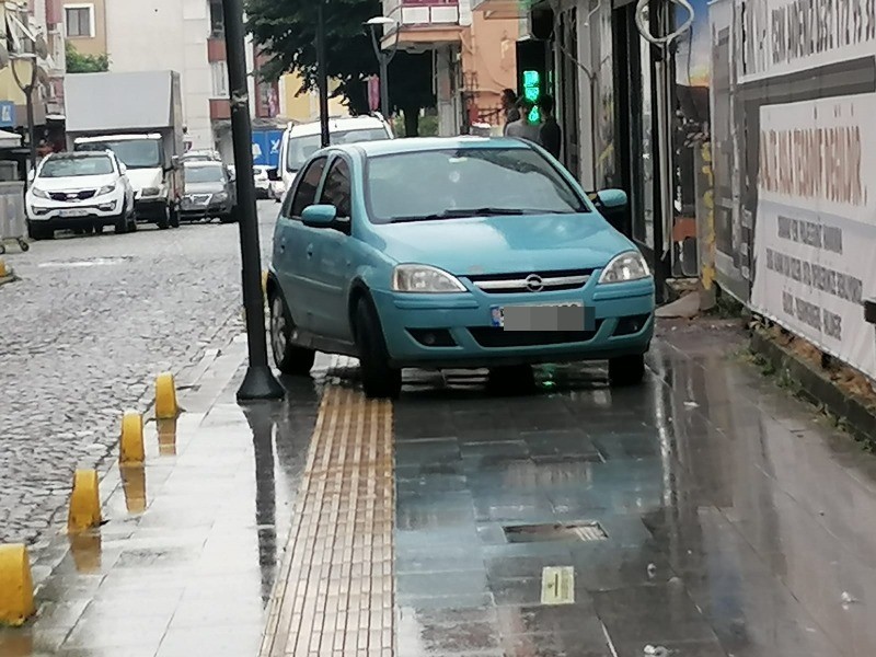 Kaldırımlara park eden araçlar tepki toplamaya devam ediyor
