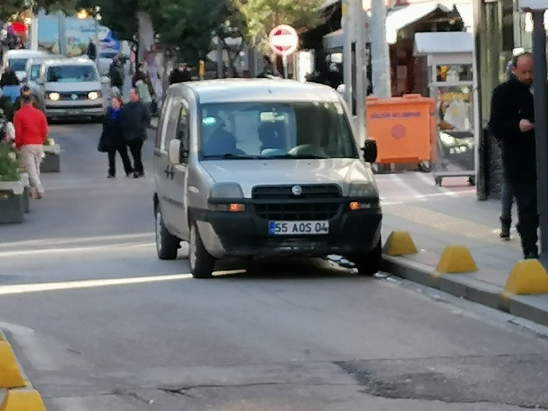 19 Mayıs Caddesi’ne park eden araçlar trafiği olumsuz etkiliyor