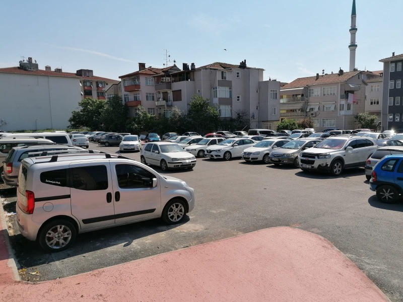 Gölcük’te ücretsiz otoparklar yoğun ilgi görüyor