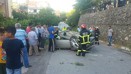 Ehliyetsiz sürücü 3 metre yüksekliğindeki istinat duvarından uçtu