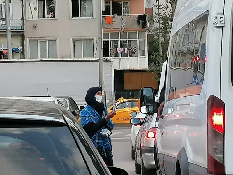 Kırmızı ışıklarda bekleyen dilenciler tehlike saçıyor