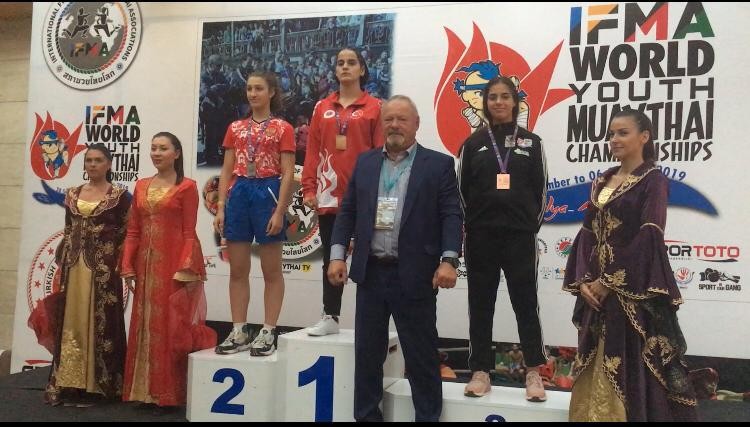 Altın Kız Ezgi Dünya gençler muay thai şampiyonasında DÜNYA ŞAMPİYONU OLDU