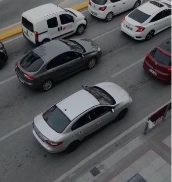 Amiral Sağlam Caddesi’nde yüksek sesle müzik dinleyen sürücülere TEPKİ BÜYÜYOR