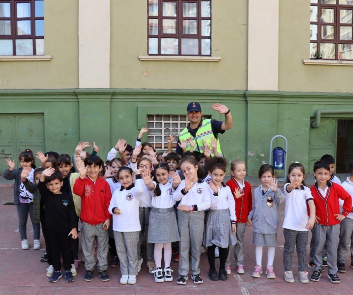 Jandarma Ekipleri Ulugazi İlkokulu’nu ziyaret etti  1120 ÖĞRENCİYE JANDARMA’NIN TANITIMI YAPILDI