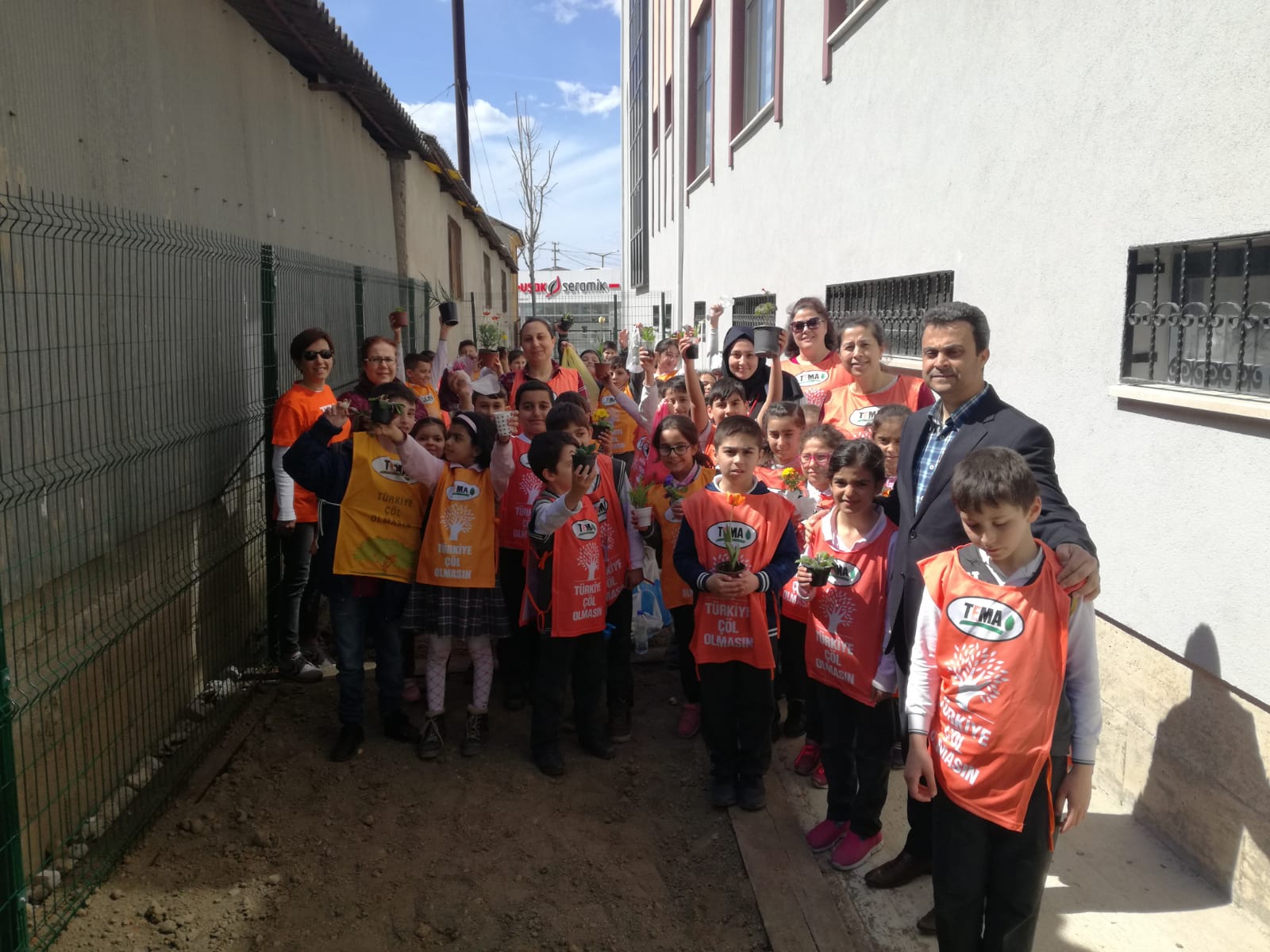 Minik öğrencilerden orman haftası münasebetiyle  OKUL BAHÇESİNE ÇİÇEK EKİMİ GERÇEKLEŞTİRDİ