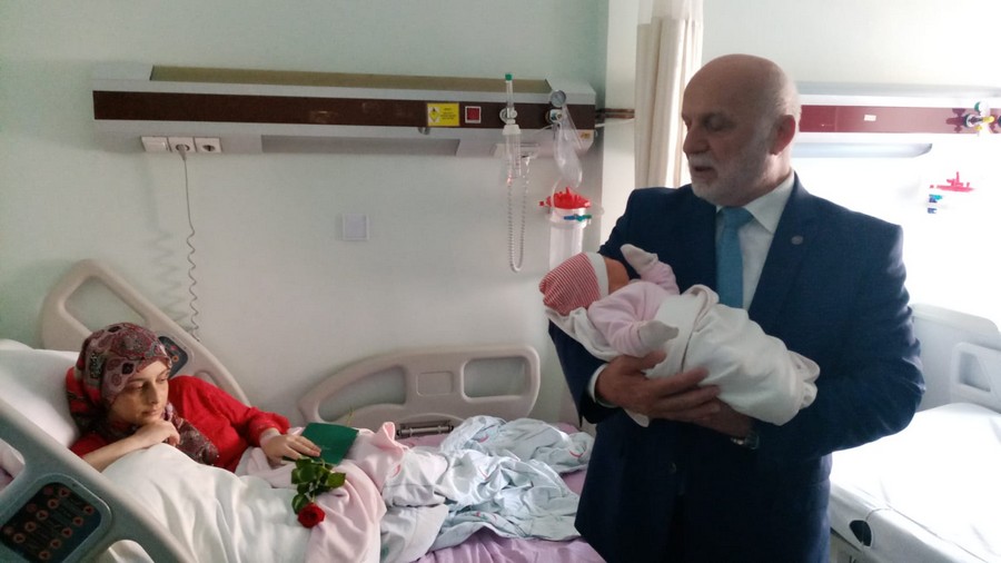 Gölcük Müftülüğü’nden Mevlid-i Nebi Haftası’nda anlamlı etkinlik BEBEKLERE EZAN OKUYUP, ALTIN HEDİYE ETTİLER