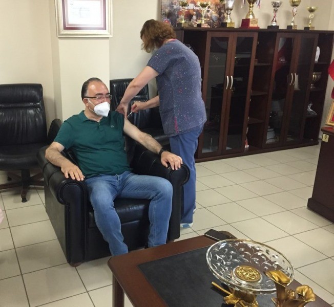 Kaymakam Cengiz Karabulut 3. doz aşısını oldu ‘AŞINIZI MUTLAKA OLUN’