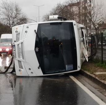 İskele yolunda işçi servisi devrildi