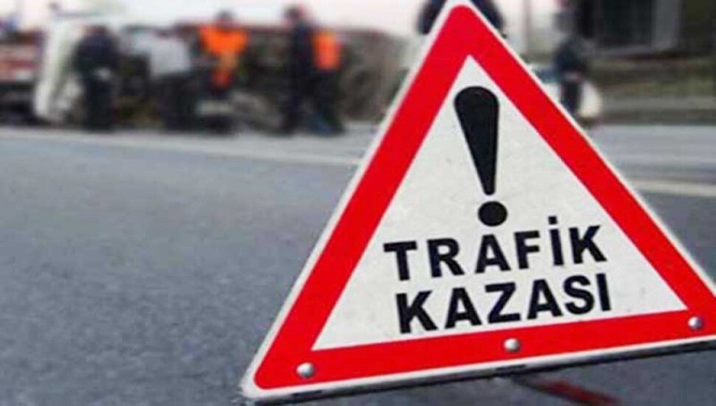 Gölcük’te Ambulans kaza yaptı KAZAYI HAFİF YARAYLA ATLATTILAR
