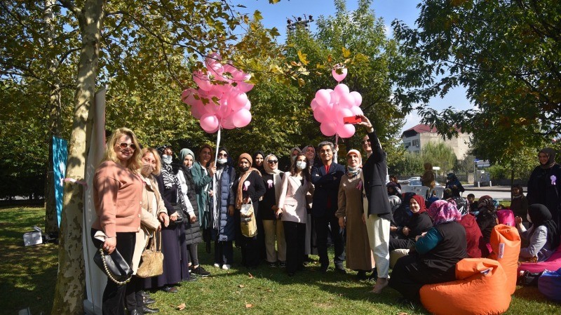 KADINLAR PEMBE BALON UÇURDULAR