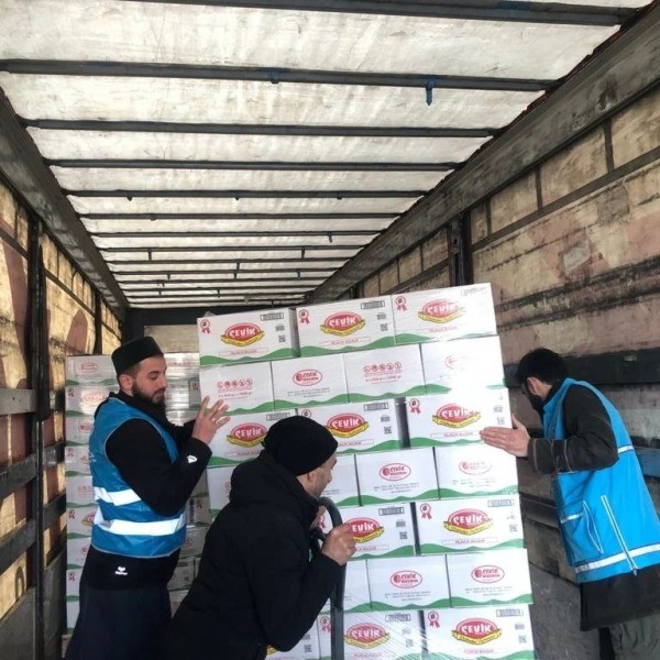İlçe Müftülükleri 1 tır gıda malzemesini deprem bölgesine gönderdi GÖLCÜK ÜZERİNE DÜŞENİ YAPTI