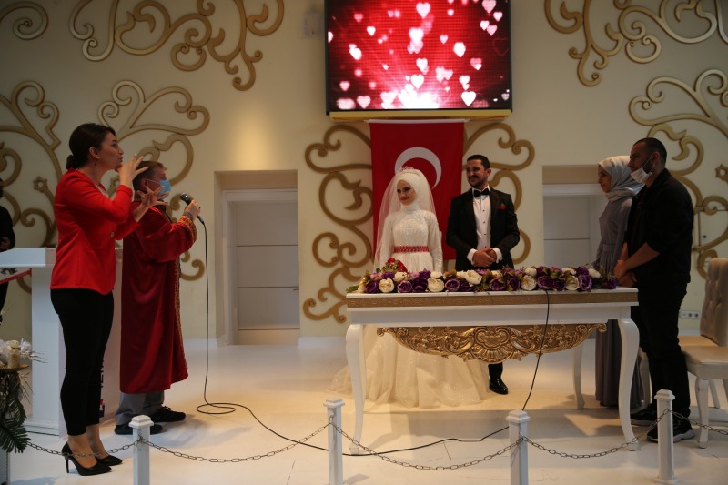İşitme engelli çift tercüman aracılığıyla ‘Evet’ dedi