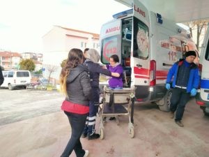 Gölcük’te iki aracın karıştığı trafik kazası meydana geldi  3 YARALI