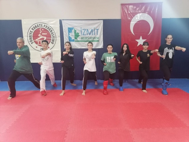 İzmit Belediyespor Kulübü karatecileri SEÇMELER ÖNCESİ SIKI ÇALIŞIYOR